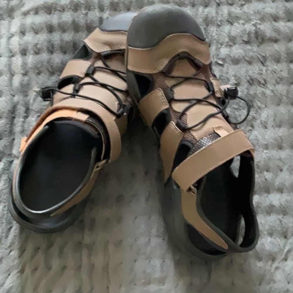 Teva men’s Brown Outdoor Sandals excellent pre loved condition